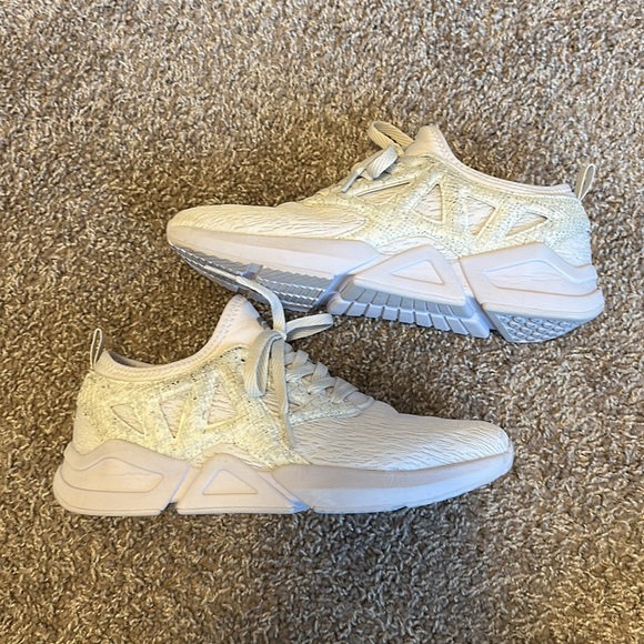 Fabletics Sneakers - Picture 2 of 3